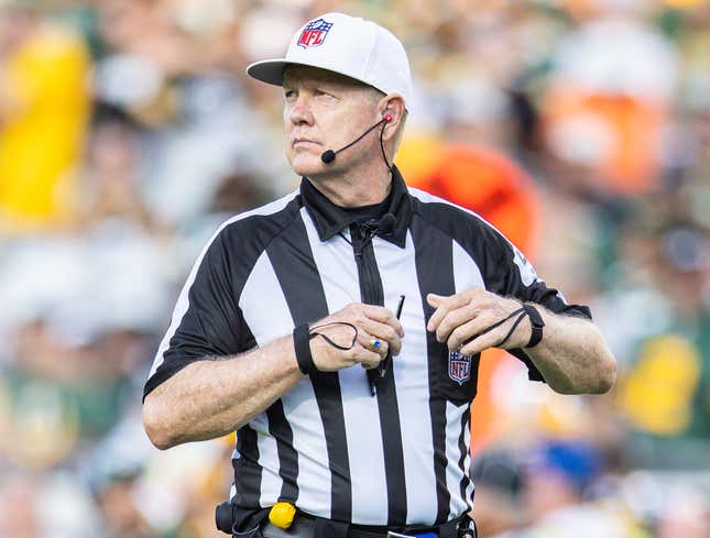 Image for article titled Self-Conscious Referee Waits Until Other Official Puts Arms Up After Field Goal